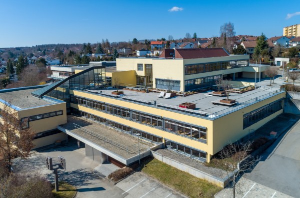 Außenansicht bei schönem Wetter und Blauem Himmel des Schulgebäudes des Beruflichen Schulzentrums Hechingen von oben
