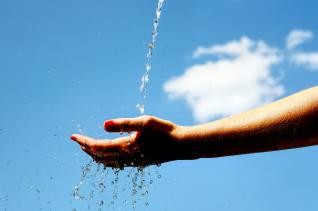 Eine Hand auf die Wasser spritzt 