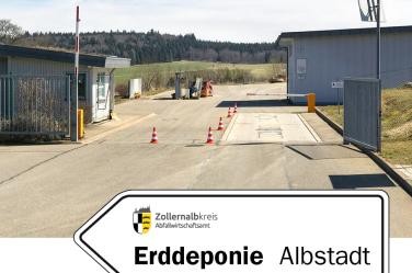 Einfahrt zu der Deponie in Albstadt mit einem Schild Erddeponie Albstadt