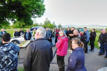 Viele Menschen stehen auf einem Feldweg