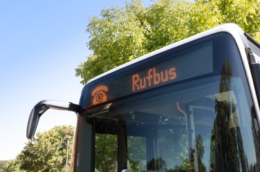 Die Windschutzscheibe eines Busses, auf der LED-Anzeigetafel steht Rufbus
