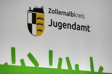 Logo des Jugendamts Zollernalbkreis auf einemm Aufsteller 