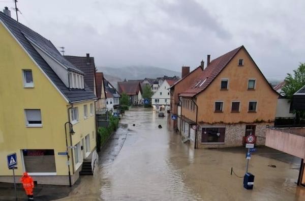 Überschwemmung: Mehrere Häuser stehen im Wasser 