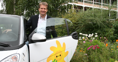 Landrat steigt in ein Elektroauto