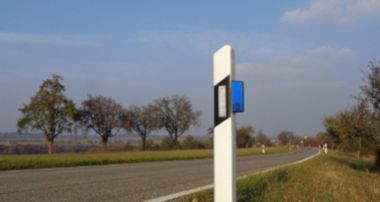 Leitpfosten und eine Landstraße 