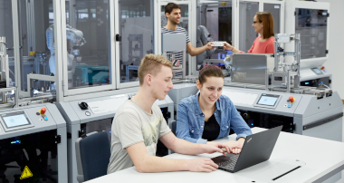 Schüler an einem Laptop