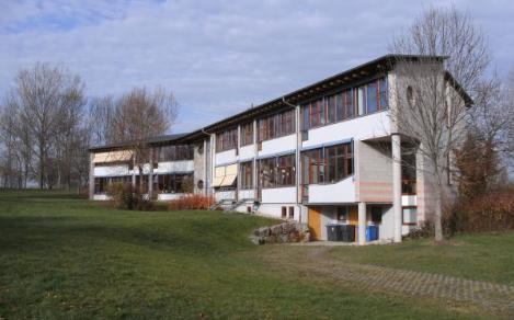 Außenansicht Sprachheilschule Balingen mit Grünflächen